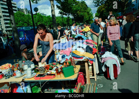 Paris Frankreich, Crowd People, Frauen Shopping, außerhalb der öffentlichen Garage Verkauf Flohmarkt, Brocante Vintage auf der Straße Stockfoto