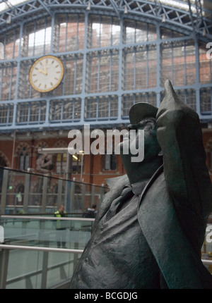 Bronze Statue des ehemaligen Dichter-Laureatus Sir John Betjeman am St Pancras Station London seine Lieblings Gebäude Stockfoto