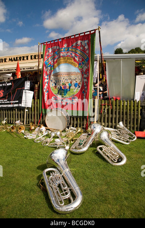 Die Musikinstrumente einer Blaskapelle liegen auf dem Feld neben ein Banner am Durham Miner Gala 2009. Stockfoto