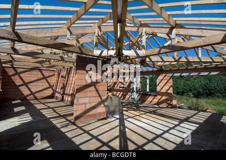 Schatten von Dachstühlen und Holzbalken Criss cross Boden und Wände eines Hauses im Bau Stockfoto