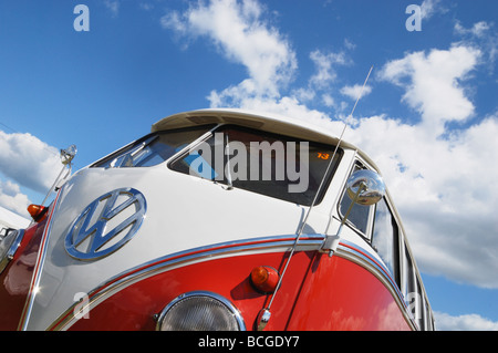 Klassische VW Samba-Bus gegen blauen Himmel Stockfoto