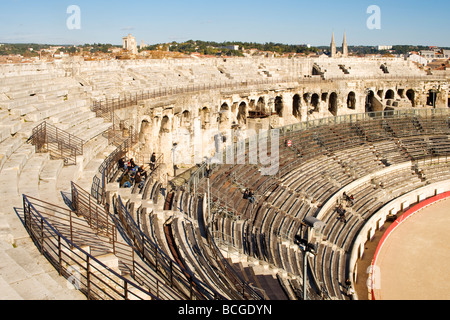 Innere des Les Arènes de Nîmes, ein römisches Amphitheater in der Stadt Nimes in Südfrankreich.  Jetzt für Stierkämpfe genutzt. Stockfoto