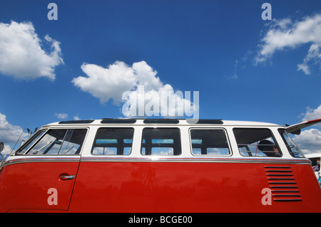 Klassische VW Samba-Bus gegen blauen Himmel Stockfoto