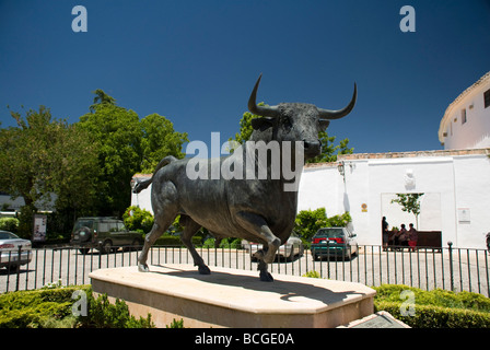 Beschreibung Ronda Stadt Statue von Bull außerhalb der ältesten Stierkampfarena in Spanien Ronda Bullring Stockfoto