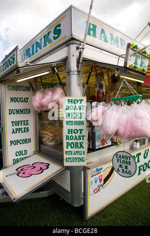 Ein Stall verkauft Fast-Food auf einem Rummelplatz in England. Stockfoto