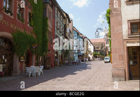 Riquewihr Elsass Frankreich EU Rue Gen de Gaulle eine Hauptstraße in dieser gut erhaltenen mittelalterlichen Stadt Stockfoto