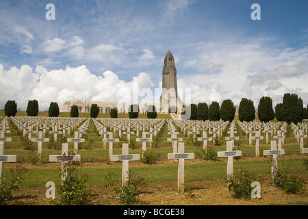 Verdun Frankreich EU Zeile der Kreuze markieren Gräber auf Französisch National Monument Ossuaire de Douaumont für die Toten des ersten Weltkrieges Stockfoto