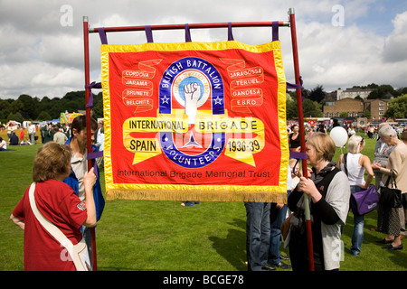 Das Banner der internationalen Brigade wird am Durham Miner Gala 2009 vorgeführt. Stockfoto