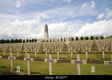 Verdun Frankreich EU Zeile der Kreuze markieren Gräber auf Französisch National Monument Ossuaire de Douaumont der Toten des ersten Weltkrieges Stockfoto