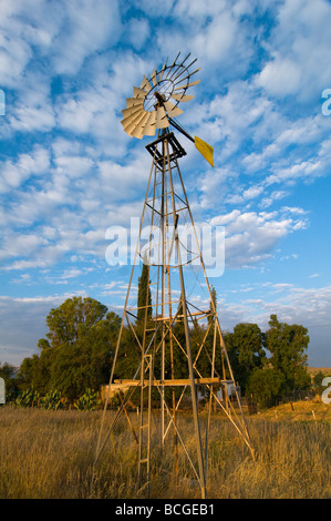 Windmühle auf einer Ranch in der Wüste Namib Naukluft in Namibia Stockfoto