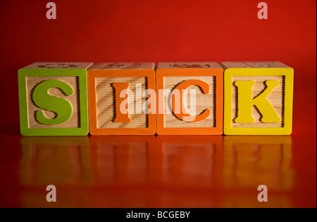 Wörter mit Alphabet Holzblöcke zu machen. Stockfoto