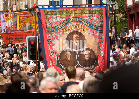 Das neue Herrington Bergleute Lodge-Banner ist durch zentrale Durham in Durham Miner Gala 2009 marschierten. Stockfoto