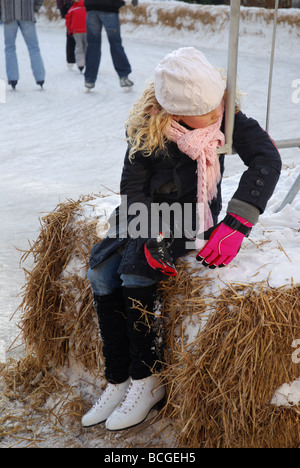 junges Mädchen am Eislaufplatz am Markt Roermond Niederlande Stockfoto