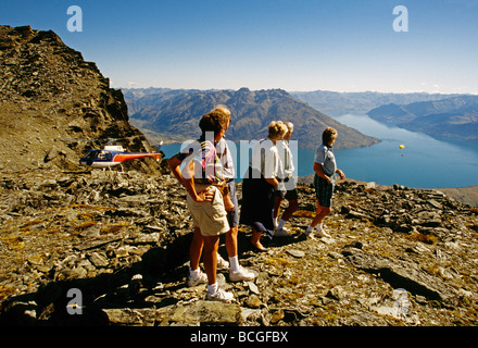 Touristen sehen Gleitschirm über Lake Wakatipu Queenstown Bucht von oben der Remarkables Berge nach Helikopter-Rundflug Stockfoto