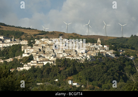 Die Stadt Alberona mit einer Reihe von Windkraftanlagen auf dem Hintergrund Italien Stockfoto