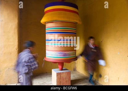 Drehen von großen Gebetsmühle Punakha Dzong am Zusammenfluss der beiden Flüsse Mo Chhu und Pho Chhu Punakha Bhutan Stockfoto