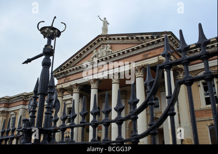 Das alte Crumlin Road Gerichtsgebäude in Belfast gegenüber dem Gefängnis Gefängnis. Stockfoto