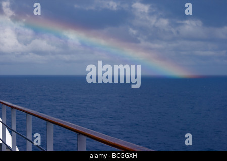 Schöner Regenbogen am Meer vom Balkon Deck Kreuzfahrt Schiff MSC Opera auf hoher See im Atlantischen Ozean betrachtet Stockfoto