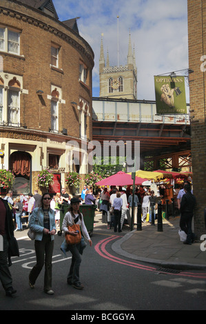 Beschäftigt Straßenszene in der Nähe von London Bridge und Borough Markt Stockfoto