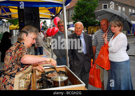 Lokale organische und spezielle Ernährung Food-Shop bietet Besuchern, Alton Food Festival 2009 eine Küche Demonstration, Alton, Hants UK. Stockfoto