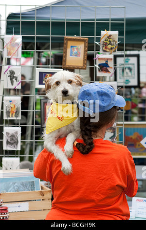 Frau mit Hund zur adoption Stockfoto