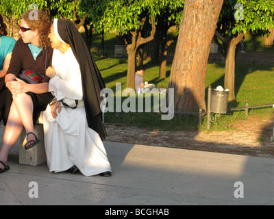 Menschen in der Giardino Degli Aranci auf dem Aventin-Hügel Rom Stockfoto