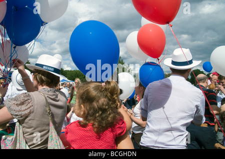 Frankreich. Trikolore Ballons am Bastille Day Festival, Paris.Photo © Julio Etchart Stockfoto