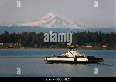 Die Lummi Island Fähre, Whatcom Chief, macht seinen Weg über Hales Pass und dem Festland. Mt. Baker ist im Hintergrund zu sehen. Stockfoto