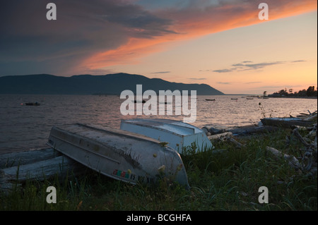 Ein reichen goldenen Sonnenuntergang beleuchtet Orcas Island, Washington, in der San Juan Insel-Kette. Dieses Foto wurde von Lummi Island. Stockfoto