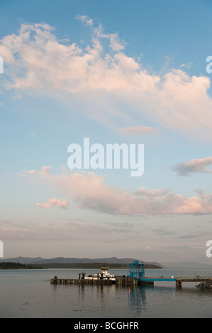 Wenn die Sonne auf den pazifischen Nordwesten untergeht, lädt der 20 Kleinwagen Lummi Island Ferry Passagiere für die Fahrt zum Festland. Stockfoto