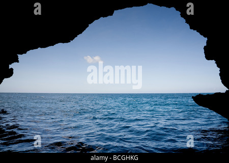 Anzeigen von in einer Höhle, Blick auf das klare blaue Wasser des Atlantischen Ozeans in der Nähe von Playa Grande Dominikanische Republik Stockfoto