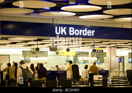 UK Grenzkontrollen an Terminal 5 Heathrow Airport London Vereinigtes Königreich Stockfoto