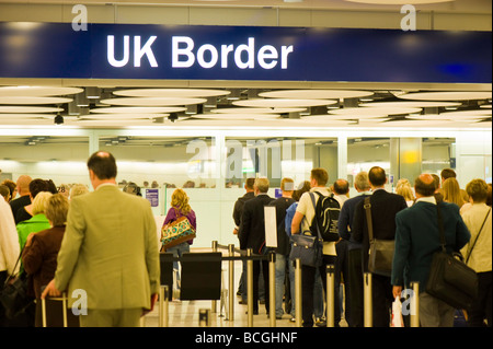 UK Grenzkontrollen an Terminal 5 Heathrow Airport London Vereinigtes Königreich Stockfoto