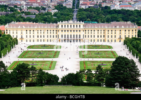 Blick auf Schloss Schönbrunn von der Gloriette Wien // Blick von der Gloriette auf Schloss Schönbrunn Stockfoto