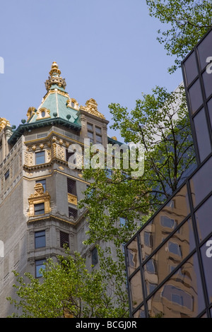 altes Gebäude spiegelt sich in den Fenstern eines modernen Gebäudes, New York, USA Stockfoto