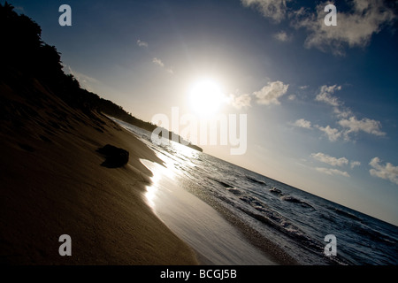 Die Strände von Playa Grande, Dominikanische Republik Schuss gegen die Sonne zeigt die Wellen des Atlantischen Ozeans Aufrollen auf die Stockfoto