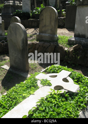 Grabsteine in protestantischen Friedhof in der Nähe von Piramide, Rom Stockfoto