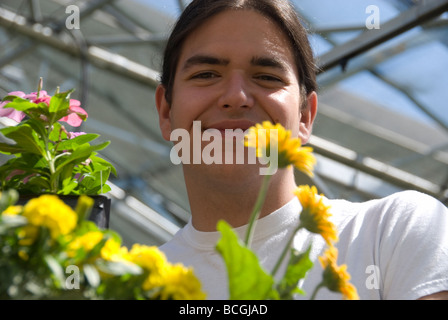 Junger Mann-Shops für Blumen an einem sonnigen Morgen. Stockfoto