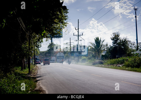 Der Blick von der Seite an einer viel befahrenen Straße in Sosua, Dominikanische Republik, anzeigen, Autos, Motorräder, Mopeds, Lastwagen und Pferde vorbei b Stockfoto