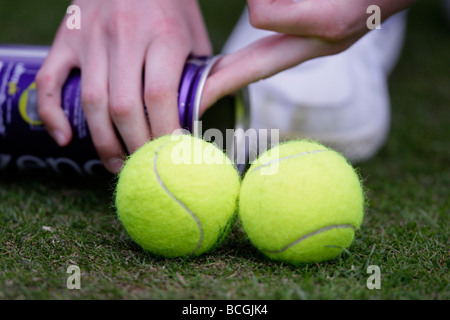 Nahaufnahme von Djokovic entfernen von Tennisbällen aus kann bei den Wimbledon Championships Stockfoto