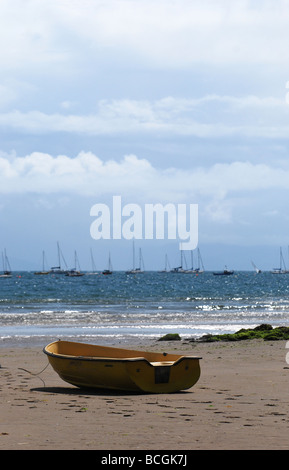 gelbe Ausschreibung gestrandet bei Abersoch keine 2737 Stockfoto