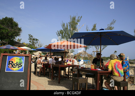 Menschen trinken an der berühmten Ricks Café in Negril, Jamaika Stockfoto