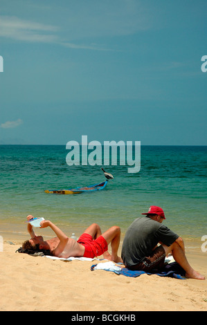 Ein paar Touristen lag an einem karibischen Strand. Stockfoto