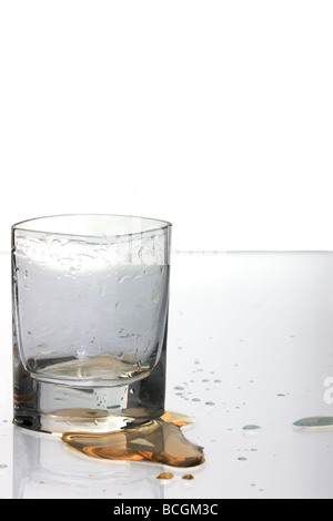 Leere Schnapsglas mit verschüttete Getränke auf den Tisch Stockfoto