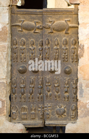 Traditionelle geschnitzte Holztür in zahlt Dogon in Mali Stockfoto