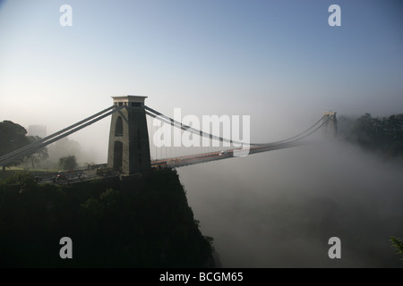 Brunels Clifton Aufhebung-Brücke im Morgennebel Stockfoto