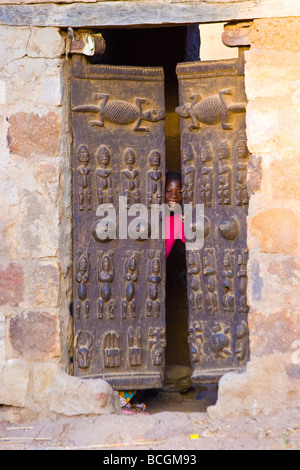 Traditionelle geschnitzte Holztür in zahlt Dogon in Mali Stockfoto