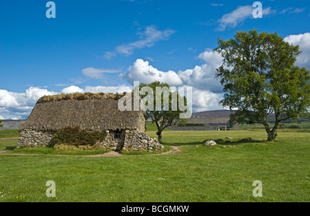 Blick in Richtung der neuen National Trust für Schottland Visitor Centre in Culloden Moor in der Nähe von Inverness mit Leanach Cottage vor Stockfoto