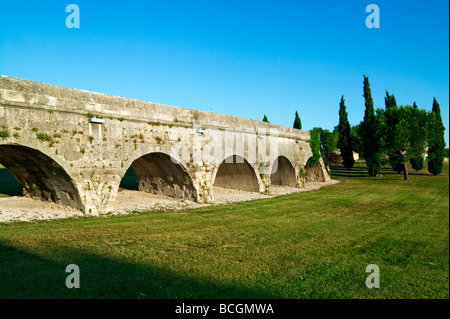 BOGEN PONT DE CRAU ARLES PROVENCE FRANKREICH Stockfoto