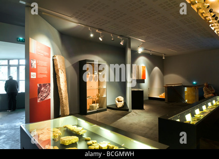 Vitrine im neu umgebauten Musée Archéologique / Archäologie-Museum - Martizay, Indre, Frankreich. Stockfoto